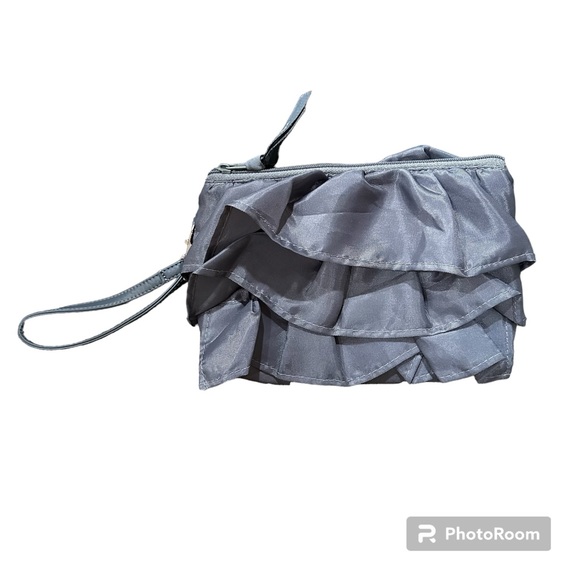 Thirty-one grey ruffle wristlet- new - Picture 1 of 5